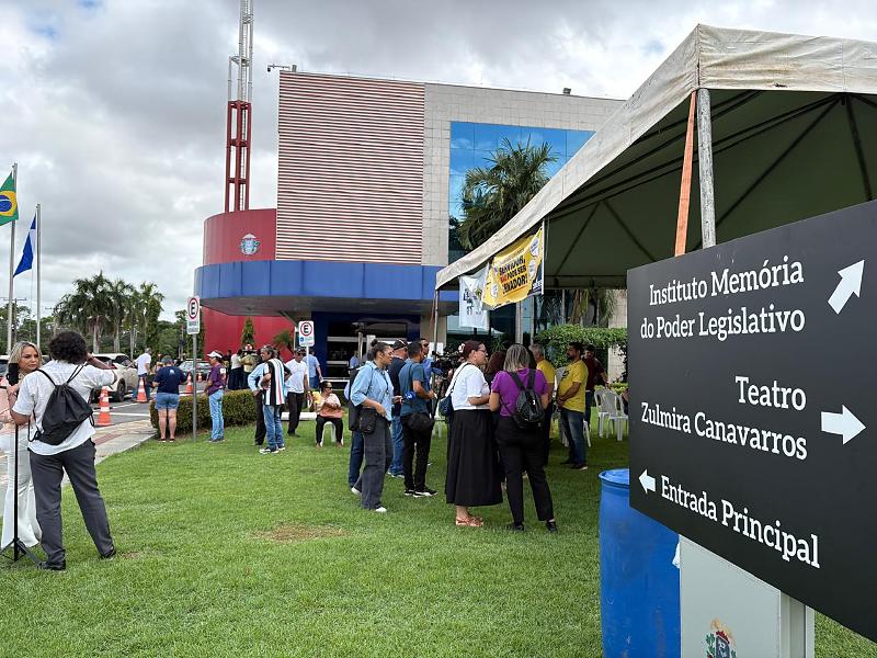 Servidores do Judiciário de MT suspendem greve e ‘acampam’ na Assembleia em protesto por aumento salarial.