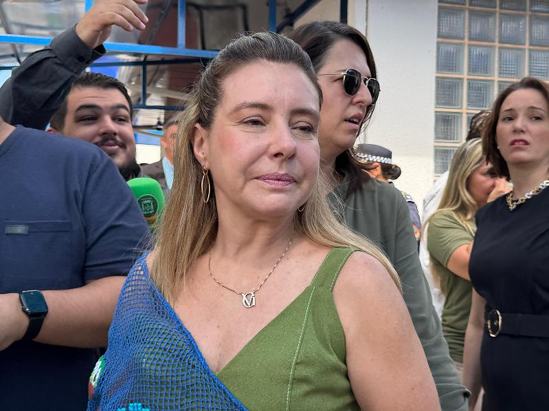 Flávia viaja e Câmara adia audiência que pode cassar mandato de prefeita.