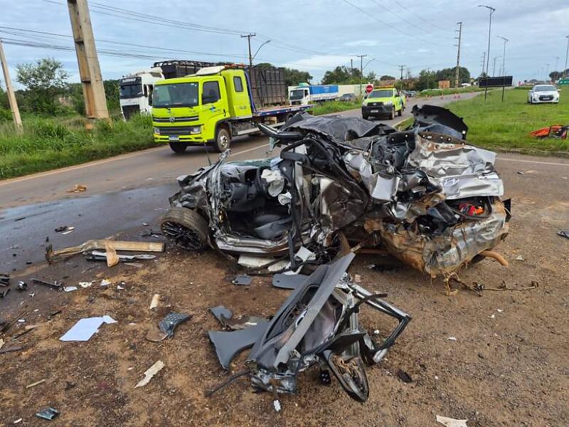 Acidente com HB20, carreta e caminhão deixa feridos e vítima presa às ferragens em Sinop.