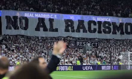 Torcida do Real Madrid ergue faixa em apoio a Vini Jr.: “Não ao racismo”; veja