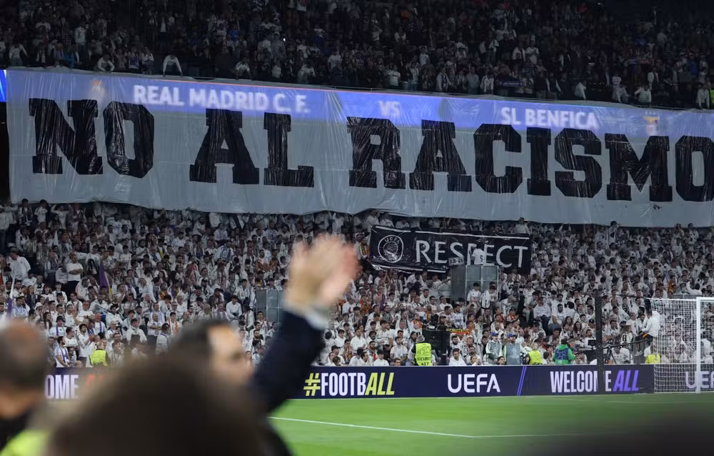 Torcida do Real Madrid ergue faixa em apoio a Vini Jr.: “Não ao racismo”; veja