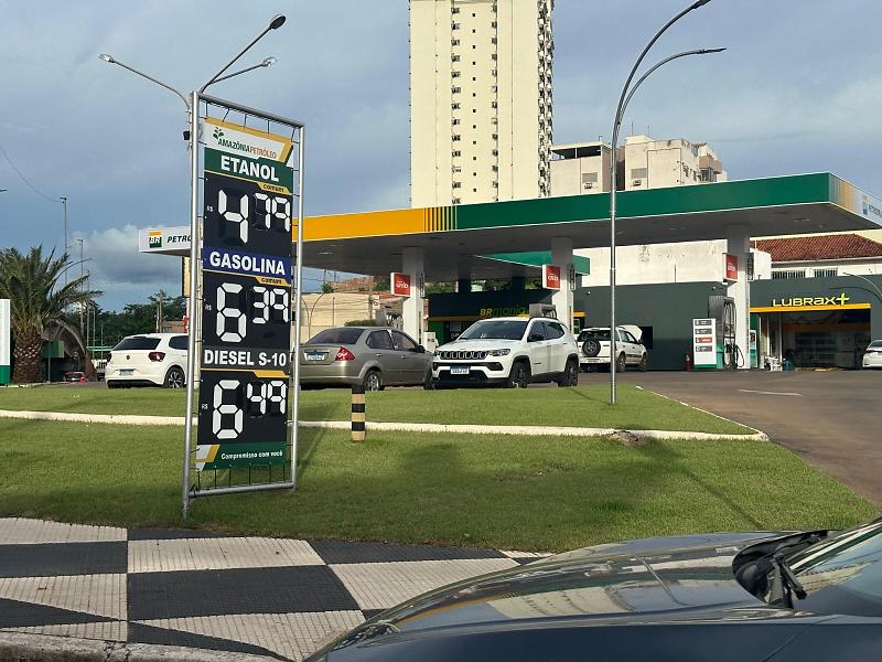Com gasolina a quase R$ 7 o litro em Cuiabá, MP e polícia iniciam “varredura” em postos