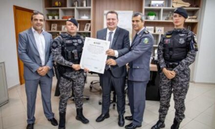 Policial que matou feminicida em fuga é homenageado na Assembleia