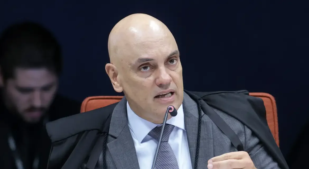 Alexandre de Moraes nega livre acesso de filhos de Jair Bolsonaro à prisão domiciliar