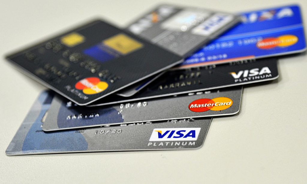 Juros do cartão de crédito pesam mais para famílias em fevereiro