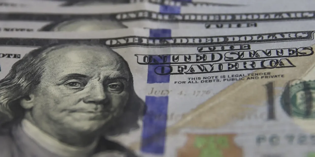 Dólar termina o dia estável após decisão de liberar estoques de petróleo