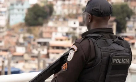 Ônibus é queimado em reação à operação policial no Morro dos Prazeres