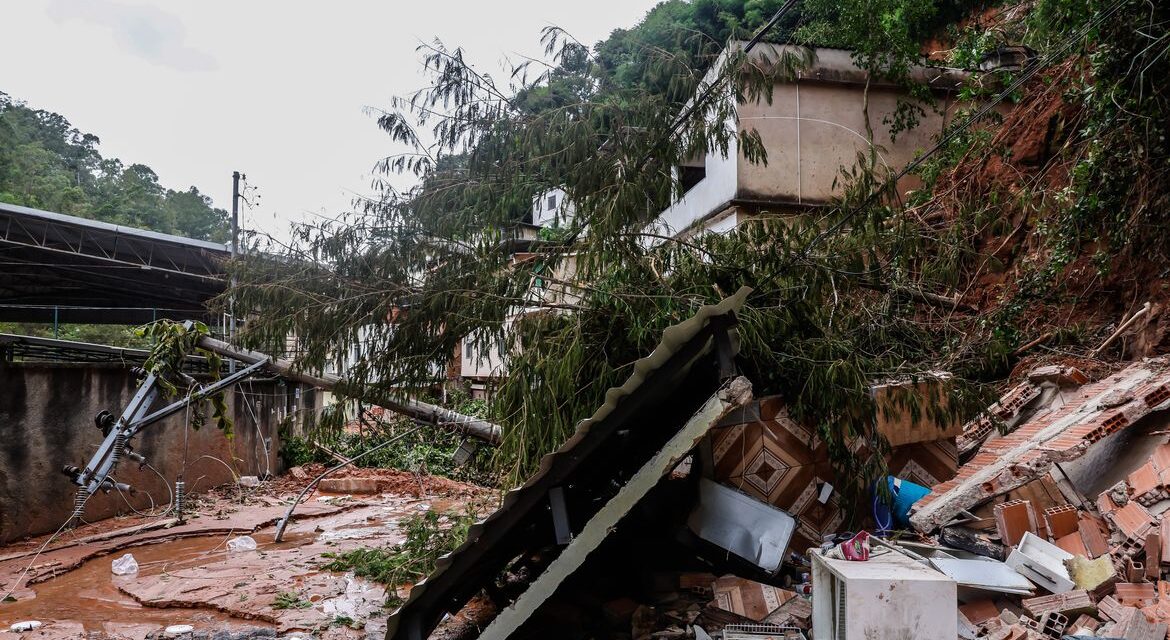 Governo libera R$ 7,3 mil para famílias atingidas por chuvas em MG