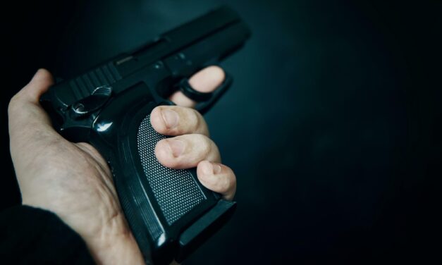 Pai atira na filha de 14 anos durante manutenção de arma em MT