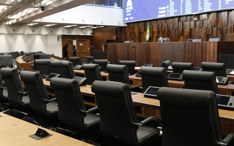 Projetos legislativos sobre IA priorizam controle e vigilância