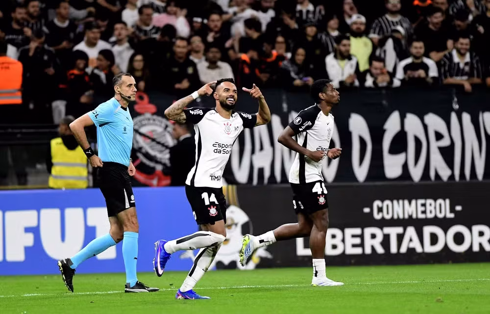 Sob o comando de Diniz e tem início perfeito na Libertadores