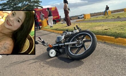 Mulher morre em acidente entre moto e veículo de carga