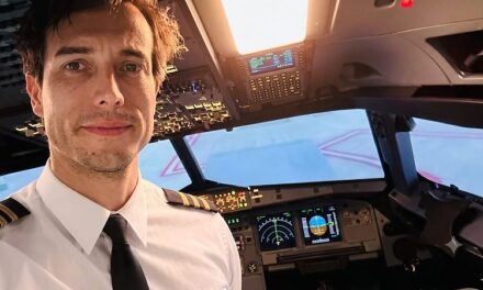 Instrutor abre porta de avião em pleno voo, se joga e deixa aluna sozinha na cabine