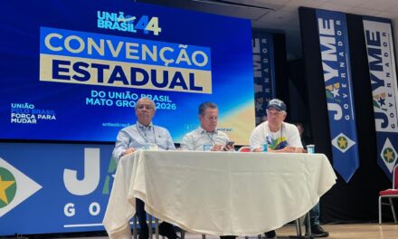 Deputado chama Mauro de traidor na mesa de convenção e vaias tomam conta do espaço