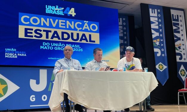 Deputado chama Mauro de traidor na mesa de convenção e vaias tomam conta do espaço