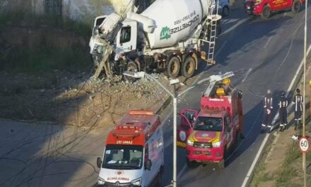 Betoneira derruba poste e deixa motorista ilhado em cabine;