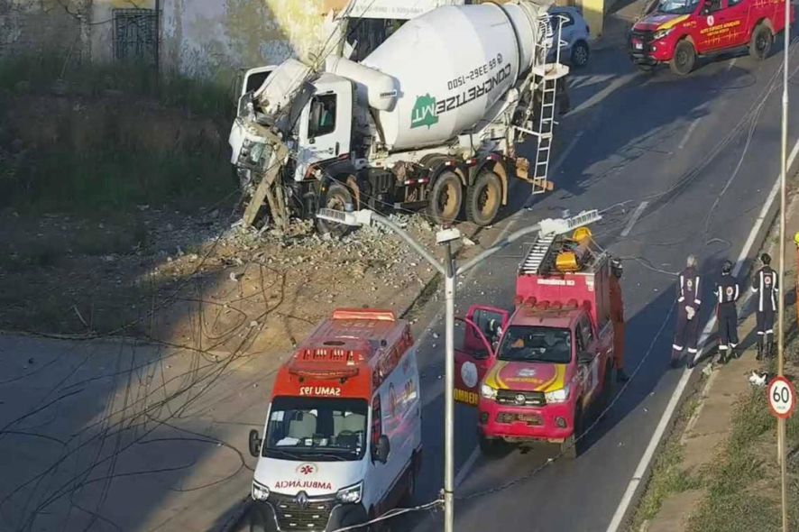 Betoneira derruba poste e deixa motorista ilhado em cabine;