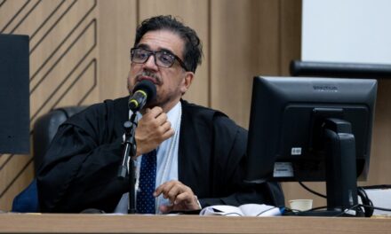 “A lei, e não a opinião pública, define quem fica preso”: a decisão que devolveu a liberdade a policial aposentado em Cuiabá