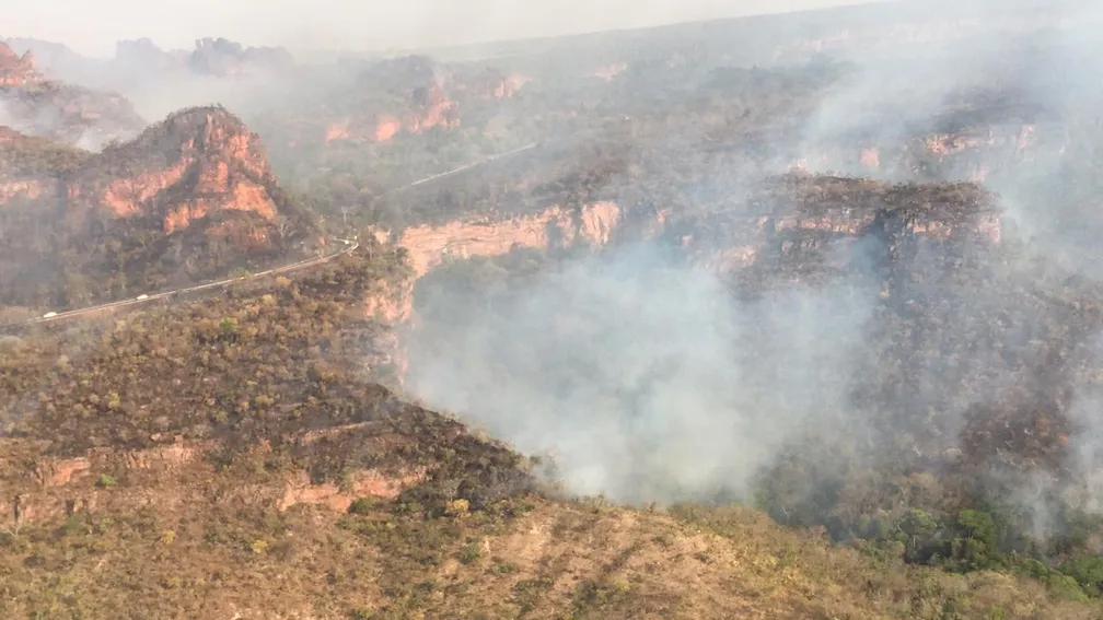 Incêndio avança sobre área de proteção ambiental em Chapada dos Guimarães;