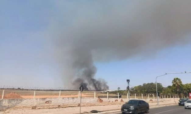 Bombeiros combatem chamas por 8 horas em área próxima ao Aeroporto Marechal Rondon