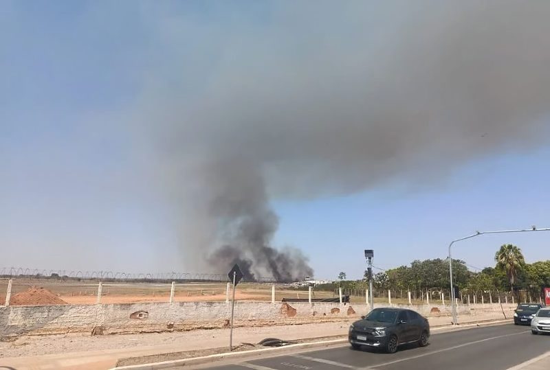 Bombeiros combatem chamas por 8 horas em área próxima ao Aeroporto Marechal Rondon