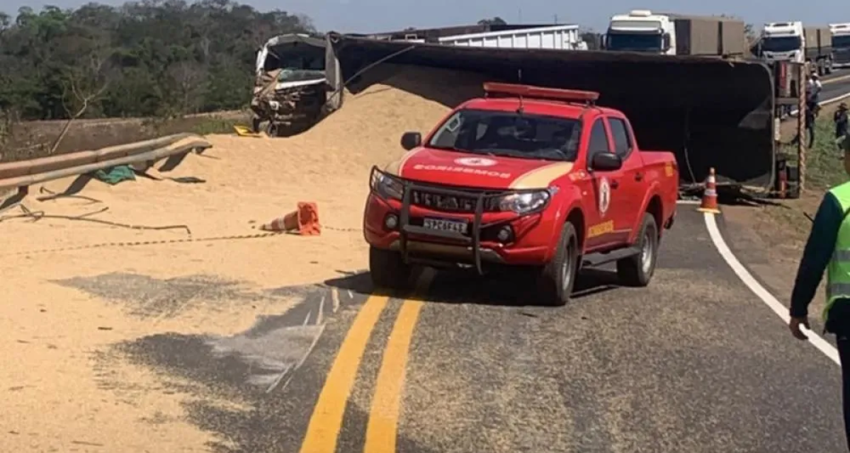 Caminhoneiro morre preso às ferragens em batida com veículo de carga na MT-130