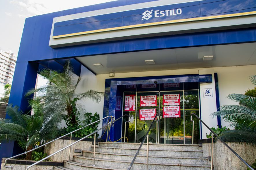 Bancários de MT cruzam os braços por 24h por reajuste salarial