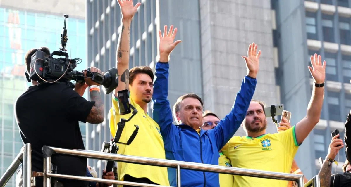 Moraes autoriza Carlos e Jair Renan a retomarem visitas a Bolsonaro