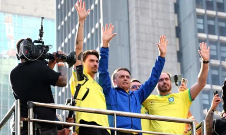 Moraes autoriza Carlos e Jair Renan a retomarem visitas a Bolsonaro