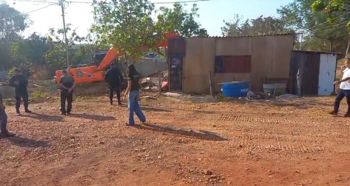Prefeitura destrói 8 imóveis em área de APP no Vale do Sonho