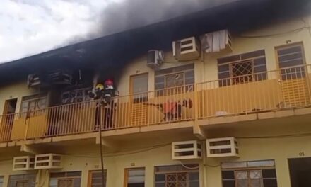 Incêndio destrói quitinetes e assusta moradores em Cuiabá;