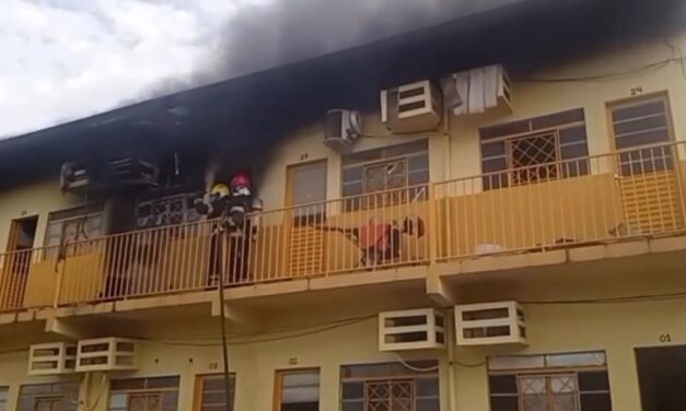 Incêndio destrói quitinetes e assusta moradores em Cuiabá;