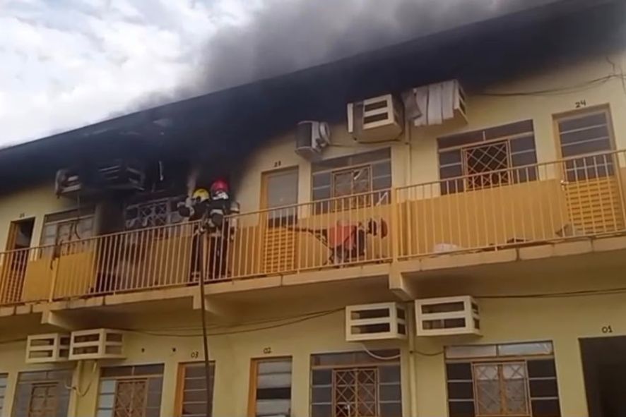 Incêndio destrói quitinetes e assusta moradores em Cuiabá;