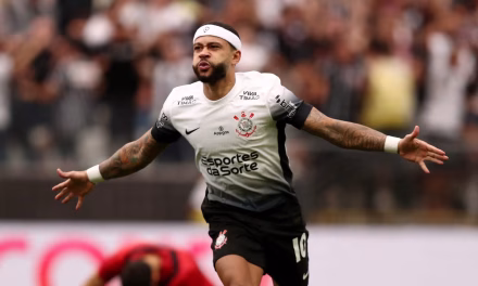 Corinthians vence e avança na libertadores