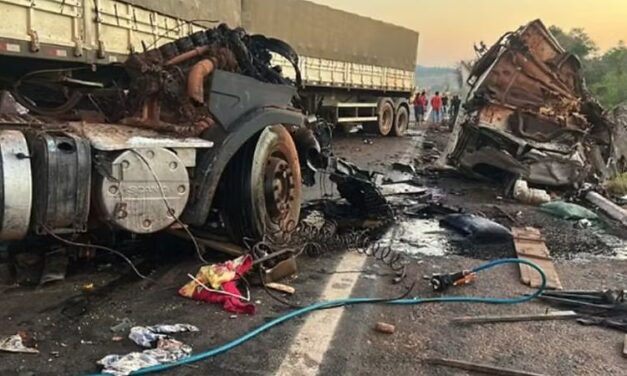 Colisão entre veículos de carga deixa três mortos na BR-158
