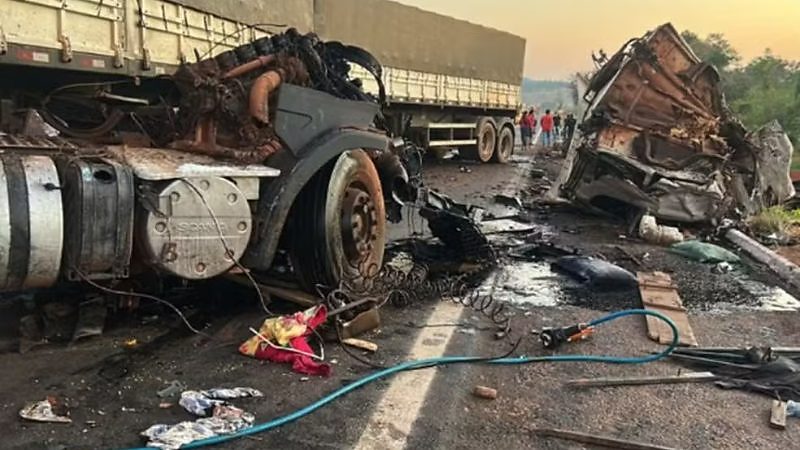 Colisão entre veículos de carga deixa três mortos na BR-158