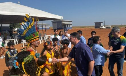 Flávio Bolsonaro desembarca em aldeia em Mato Grosso