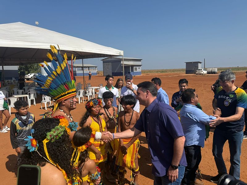 Flávio Bolsonaro desembarca em aldeia em Mato Grosso