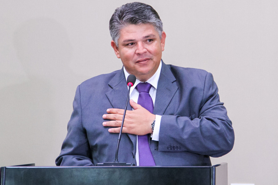 Juiz mantém bovinos penhorados por dívida de ex-prefeito candidato