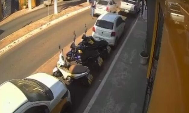 Câmera registra momento em que assassino é morto a caminho de julgamento em Santo Antônio de Leverger;