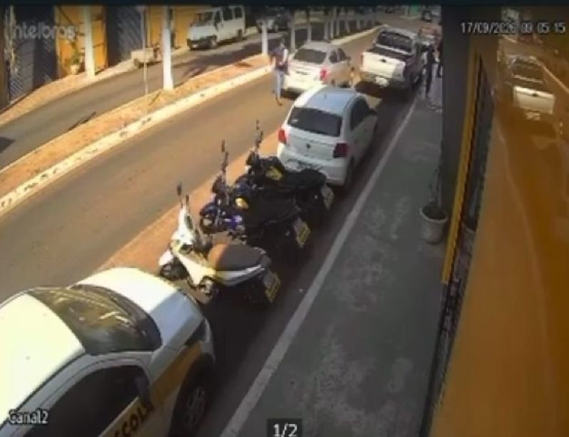 Câmera registra momento em que assassino é morto a caminho de julgamento em Santo Antônio de Leverger;