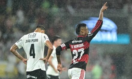 O Flamengo venceu o Corinthians por 2 a 1