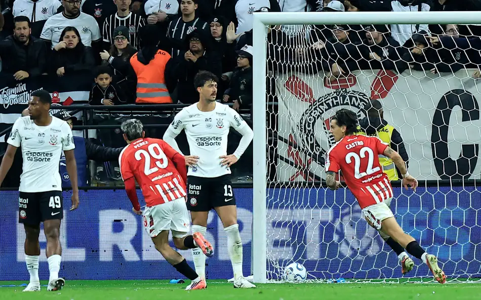 Trauma em Itaquera: Estudiantes vence na Arena e elimina Corinthians da Libertadores com pênalti isolado por Memphis Depay