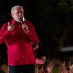 “Mulheres aprendem a tomar toque desde pequenas”, diz Lula em comício.