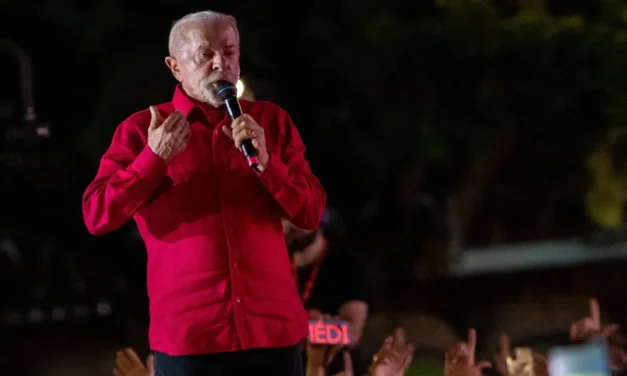 “Mulheres aprendem a tomar toque desde pequenas”, diz Lula em comício.