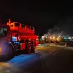 Carreta carregada com algodão pega fogo após tombar em MT