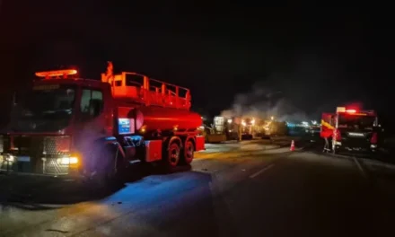 Carreta carregada com algodão pega fogo após tombar em MT