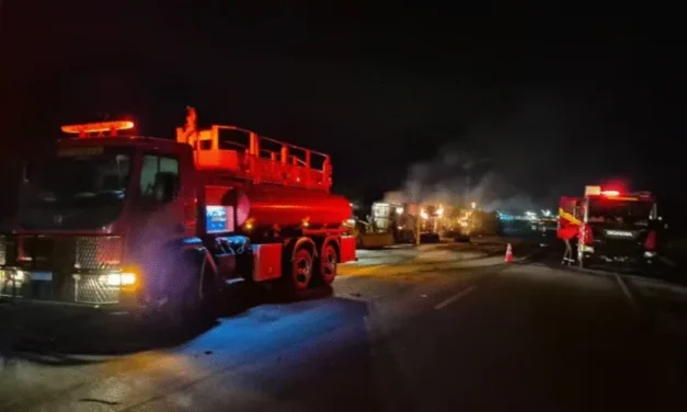 Carreta carregada com algodão pega fogo após tombar em MT