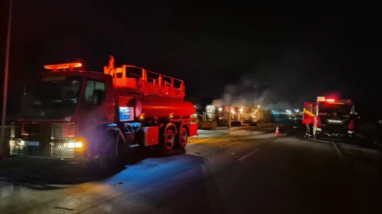 Carreta carregada com algodão pega fogo após tombar em MT