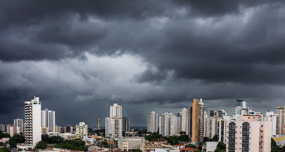 O dia virou noite: temporal repentino atinge Cuiabá e aciona alerta de tempestade